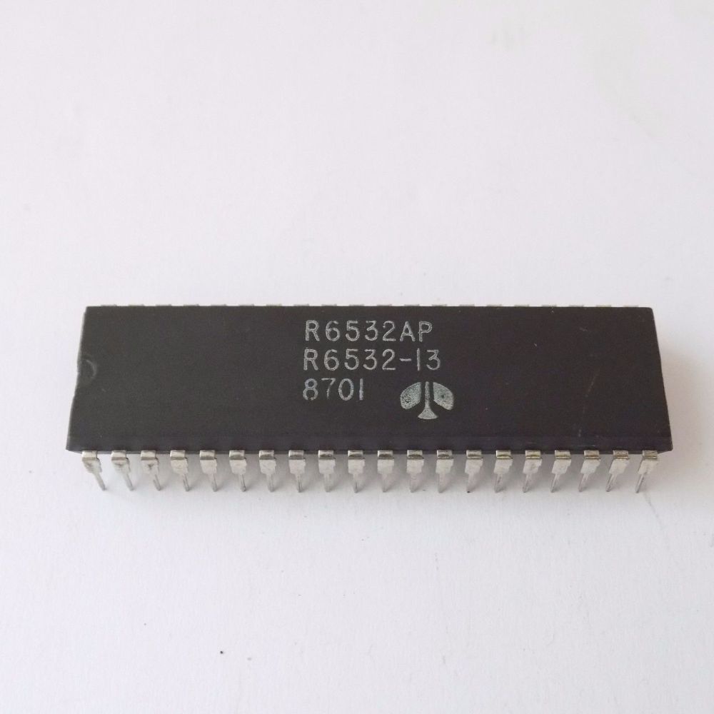 6532AP :   8, 128x8, 16 I/O, RAM-I/O-Timer (RIOT) 1MHz
 : DIP40
 : Rockwell
 : UM6532...
